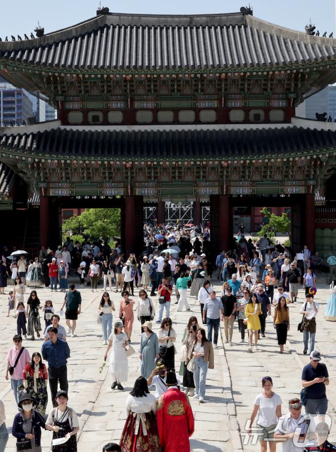 [사진] 무료개방 마지막 주말, 경복궁 인파