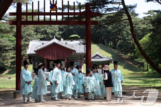 [사진] 조선 왕릉 앞에서