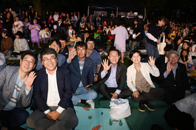 이재준 시장이 시민들과 함께 공연을 관람하고 있다. / 사진제공=수원특례시