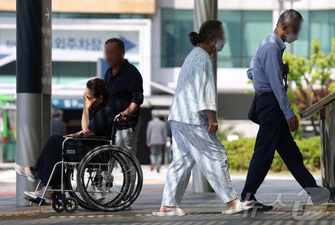 [사진] '의정갈등 해결은 언제?'