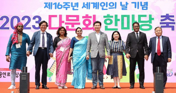 용인특례시(시장 이상일)가 '가정의 날'과 '세계인의 날'을 기념해 오는 25일 시청 광장에서 '2024 온가족 다문화 축제 We are Family'를 개최한다. 사진은 지난해 행사 모습. / 사진제공=용인특례시