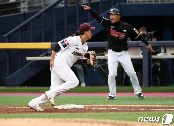 '투타 겸업'을 포기하고 포수에 집중하기로 한 키움 김건희. /뉴스1 DB ⓒ News1 구윤성 기자