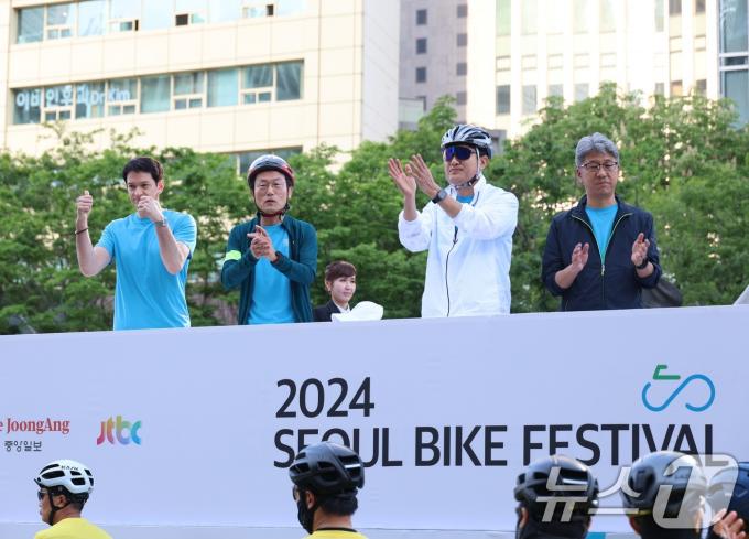 [사진] 자전거대행진 참가자 격려하는 조희연·오세훈