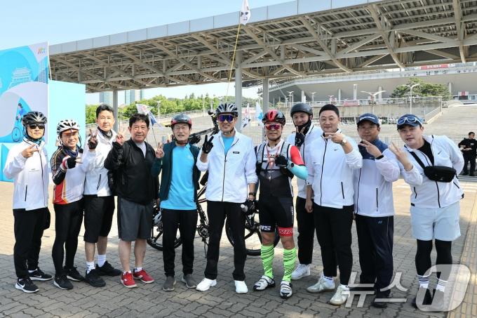 [사진] 참가자들과 기념 촬영하는 조희연·오세훈