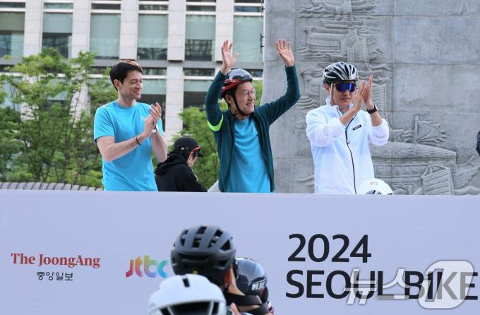 [사진] 자전거대행진 참가자 격려하는 다니엘·조희연·오세훈