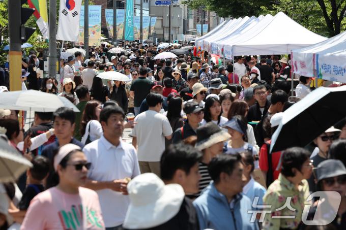 [사진] 세계 음식을 즐기기 위한 인파