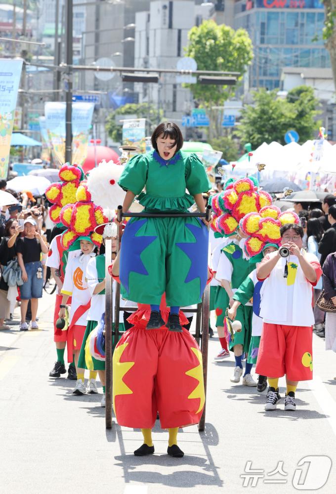 [사진] 축제를 알리는 퍼레이드