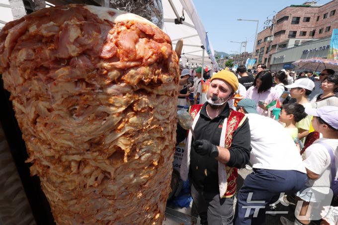 [사진] 분주한 손길