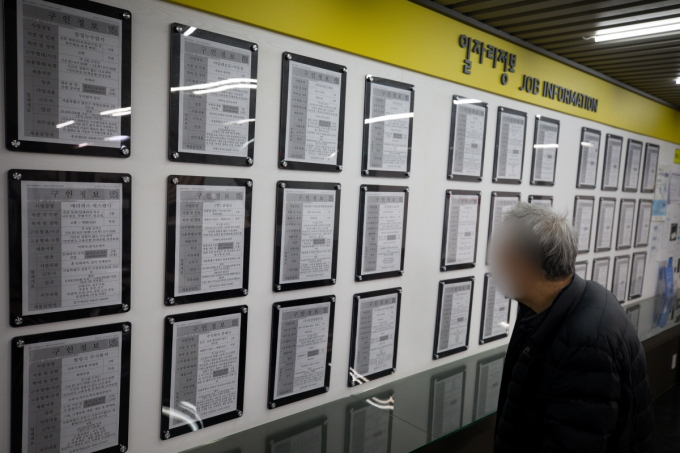 대한상공회의소가 300인 이상 기업 255개사를 대상으로 '대기업 중고령 인력 실태조사'를 실시한 결과 대기업 10곳 중 7곳이 고령 인력을 고용하지 않는 것으로 집계됐다. 서울 마포구 서울서부고용복지플러스센터를 찾은 시민이 일자리정보 게시판을 살펴보고 있다. /사진=뉴스1