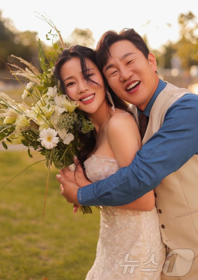 코미디언 이혜지, 정호철 부부가 21일 고척 스카이돔에서 열리는 키움-NC 전 시구, 시타로 나선다. (키움 제공)