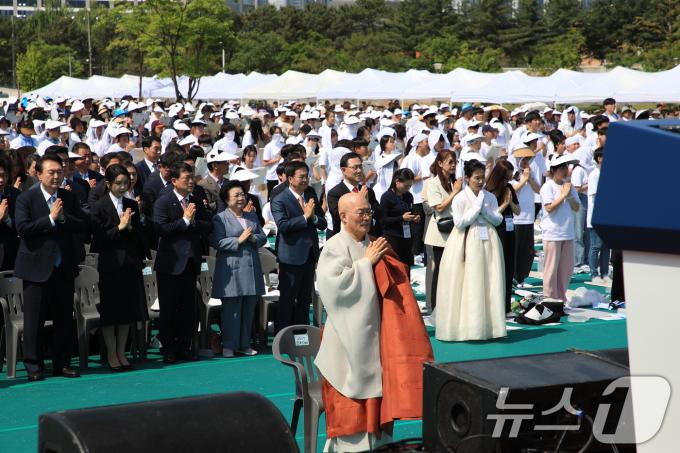 [사진] 윤 대통령, 김건희 여사와 회암사 사리 이운 기념 행사
