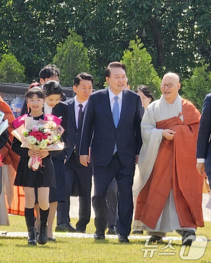 [사진] 회암사 사리 이운 기념 축제 입장하는 윤 대통령 부부