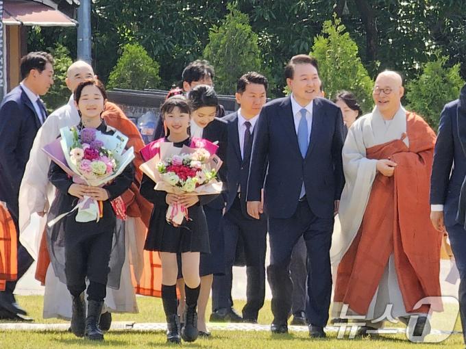 [사진] 회암사 사리 이운 기념 축제 입장하는 윤 대통령 부부