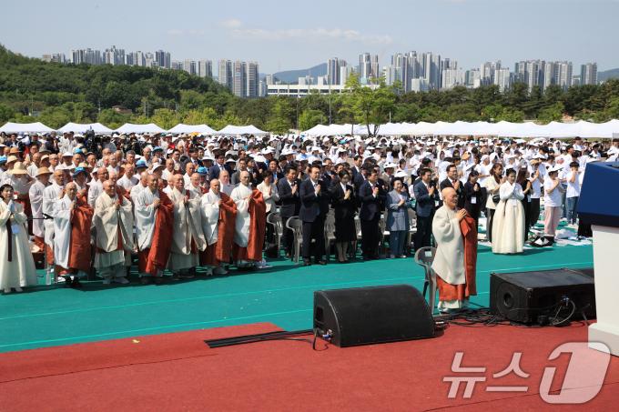 [사진] 윤 대통령, 김건희 여사와 회암사 사리 이운 기념 축제 참석