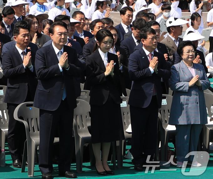 [사진] 윤 대통령, 김건희 여사와 회암사 사리 이운 기념 축제 참석
