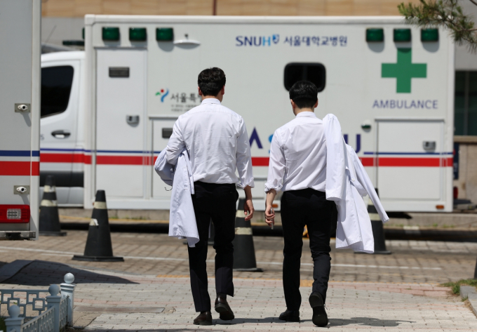 의료계가 제기한 의대증원 집행정지 신청을 법원이 기각·각하하면서 의정갈등이 고조되고 있다. 19일 서울 시내의 한 대형병원에서 의료진이 이동하고 있다. /사진=뉴스1