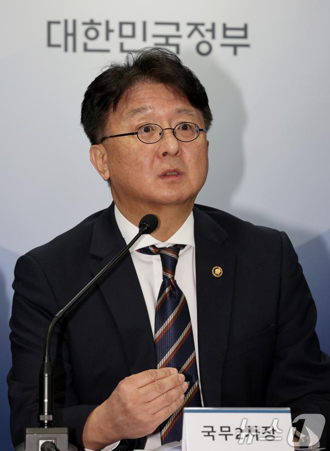[사진] 해외직구 대책 추가 발표하는 이정원 국무2차장
