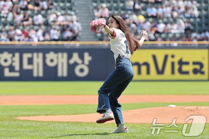 [사진] 시구하러 나온 정려원