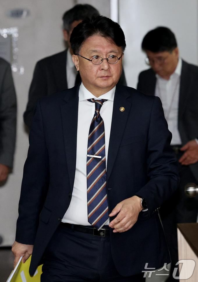 [사진] 브리핑석 향하는 이정원 국무2차장
