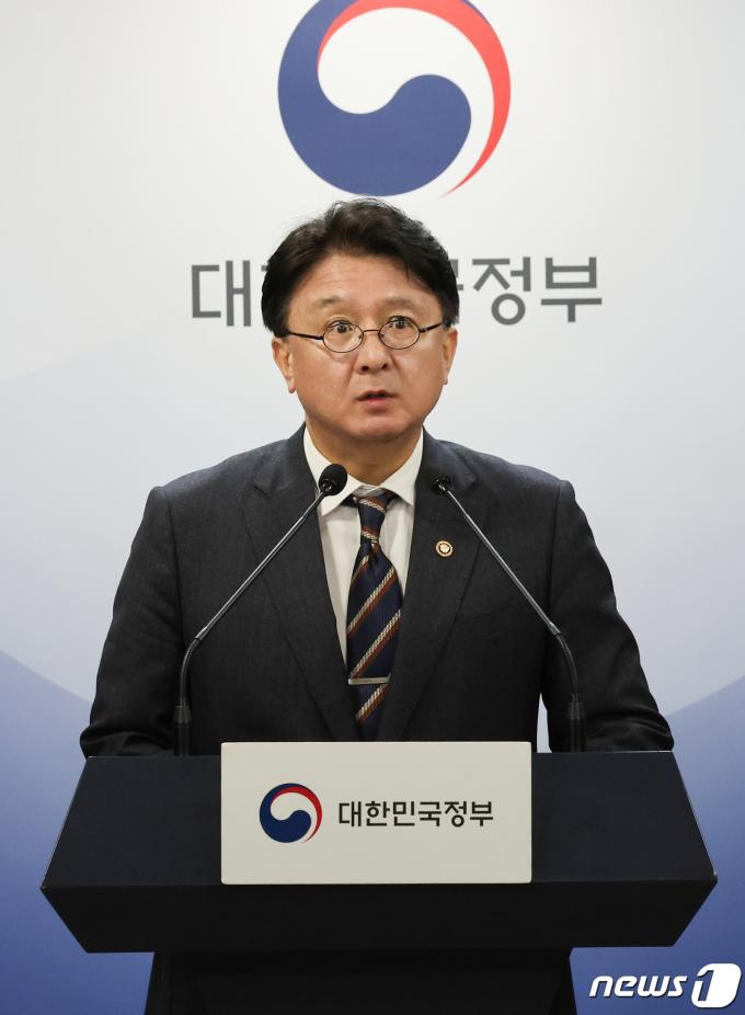 이정원 국무조정실 국무2차장이 26일 서울 종로구 정부서울청사에서 기업의 인증획득 부담완화를 위한 인증규제 정비 관련 브리핑을 하고 있다. 2024.2.26/뉴스1 ⓒ News1 허경 기자