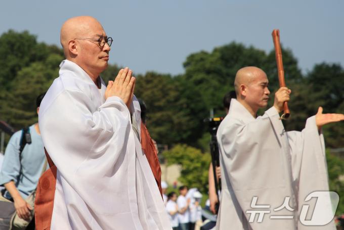 [사진] 합장하는 진우스님