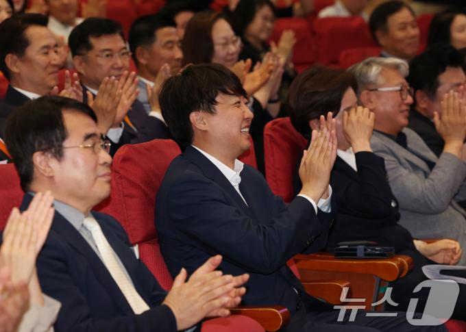 [사진] 박수치는 이준석 대표