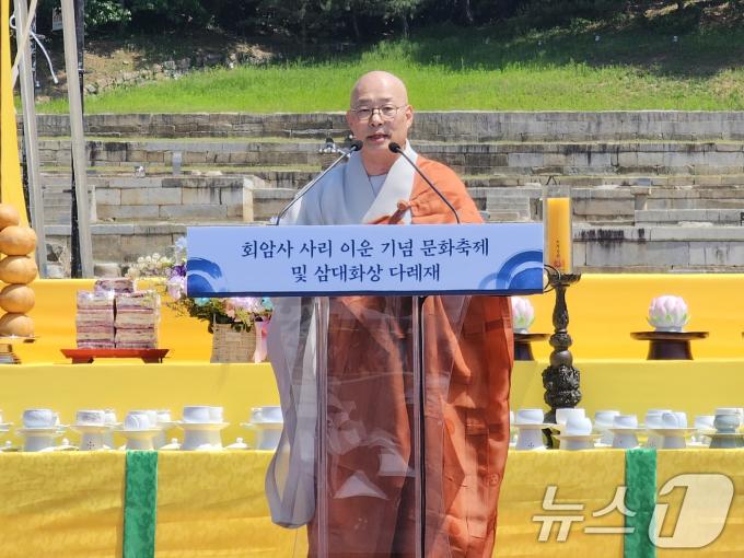 [사진] 법문 낭독하는 진우스님