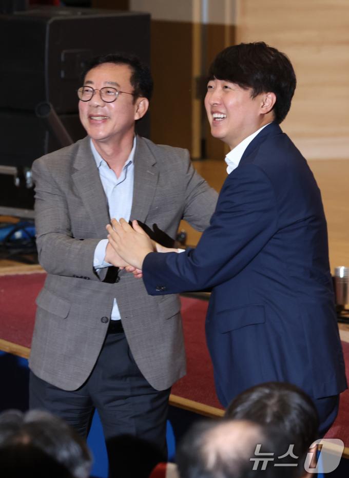 [사진] 홍철호 정무수석과 인사 나누는 이준석 대표
