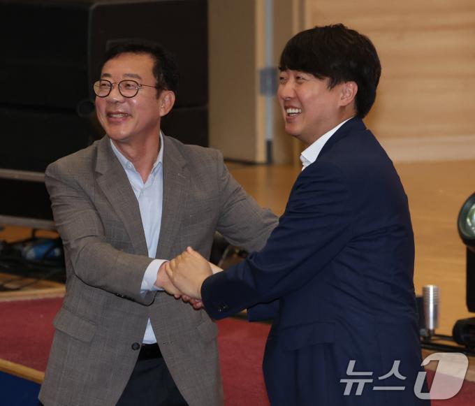 [사진] 홍철호 정무수석과 인사 나누는 이준석 대표
