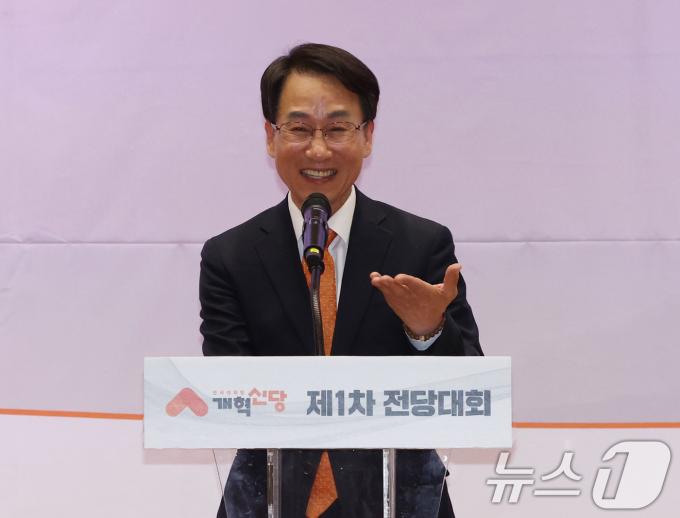 [사진] 인사말하는 이원욱 전당대회 의장