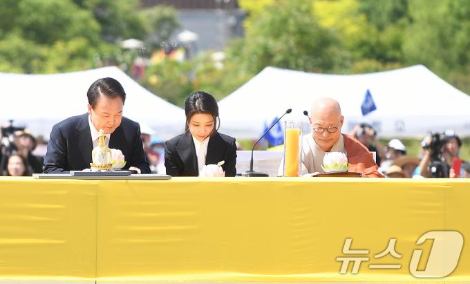 [사진] 진우스님과 헌등의식 봉행하는 윤 대통령 부부