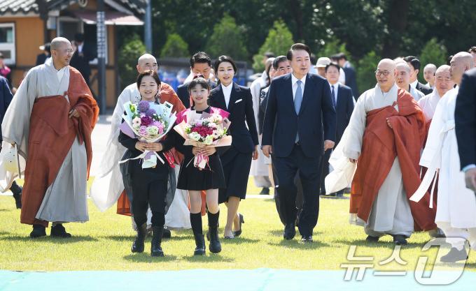 [사진] 윤 대통령, 김건희 여사와 회암사 사리 이운 기념 축제 참석