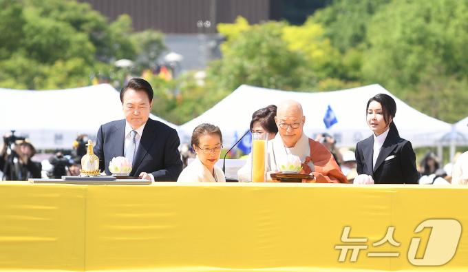 [사진] 헌등의식 봉행하는 윤 대통령 부부