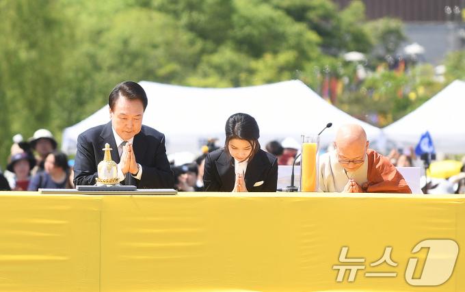 [사진] 두손 모은 윤 대통령과 김건희 여사