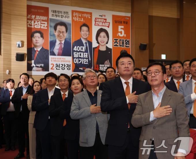 [사진] 개혁신당 전당대회, 국기에 경례하는 홍철호 정무수석