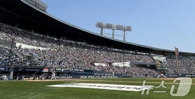 [사진] KBO 두산-롯데 3연전 전부 ‘매진’…뜨거운 잠실구장