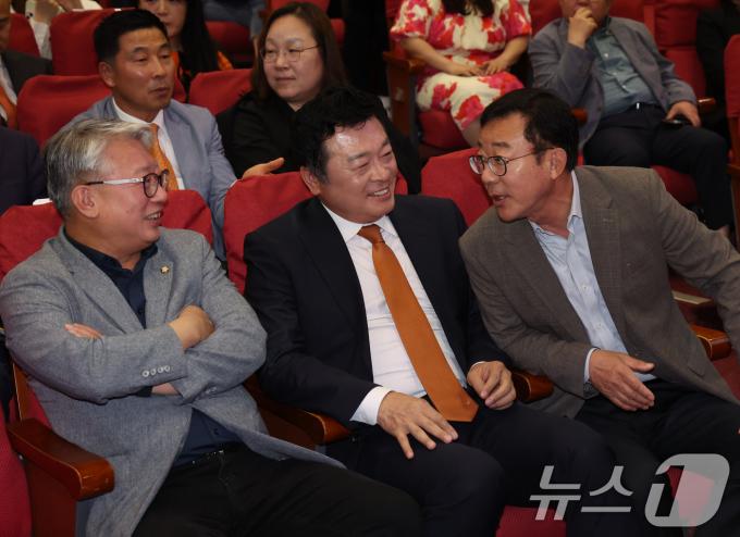 [사진] 조응천 의원과 대화 나누는 홍철호 정무수석