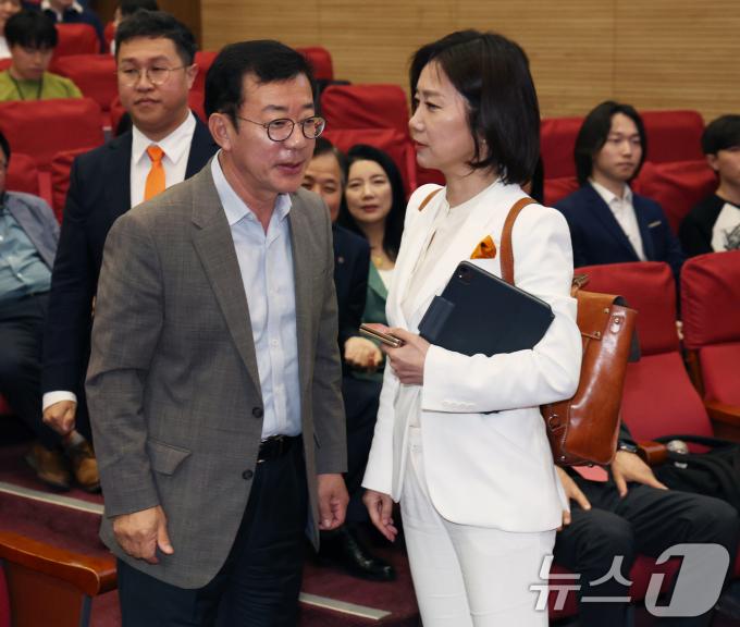 [사진] 허은아 후보와 대화 나누는 홍철호 정무수석