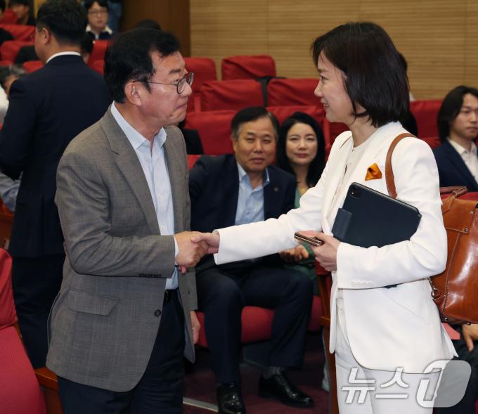 [사진] 허은아 후보와 대화 나누는 홍철호 정무수석