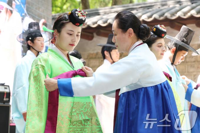[사진] 성년이 되는 관문
