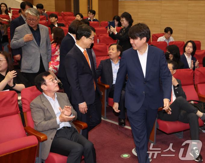 [사진] 전당대회 참석하는 이준석 대표