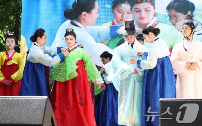 [사진] 전통성년례 복장 입는 청소년들