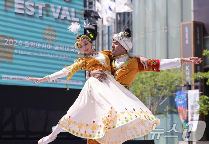 [사진] 중앙아시아 봄맞이 축제, 타지키스탄의 문화를 청계광장에서