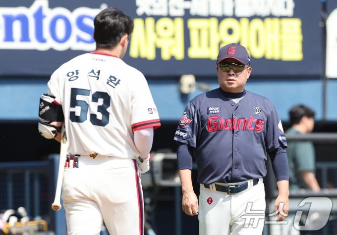 [사진] 두산 양석환과 대화 나누는 롯데 김태형 감독