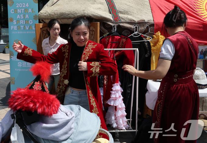 [사진] 키르기스스탄 전통 복장 입어보는 외국인 관광객
