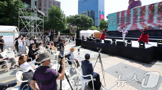 [사진] 청계광장에서 펼쳐진 중앙아시아 봄맞이 축제