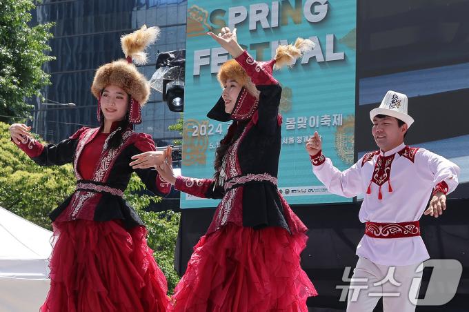 [사진] 청계광장에서 펼쳐진 중앙아시아 봄맞이 축제