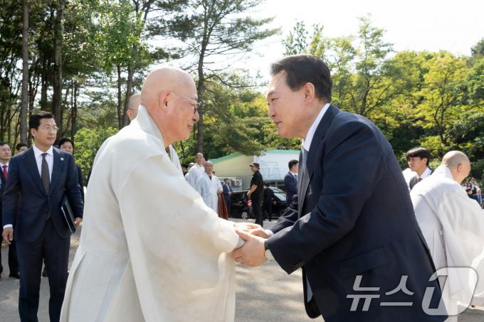 [사진] 진우스님과 악수하는 윤석열 대통령
