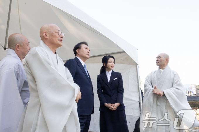 [사진] 회암사지 설명 듣는 윤 대통령 부부