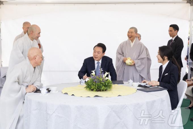 [사진] 진우스님과 환담 나누는 윤 대통령 부부